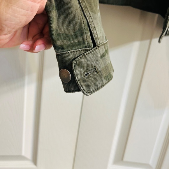 Loft Camouflage Cropped Jean Jacket.  New Without Tags - Picture 6 of 7